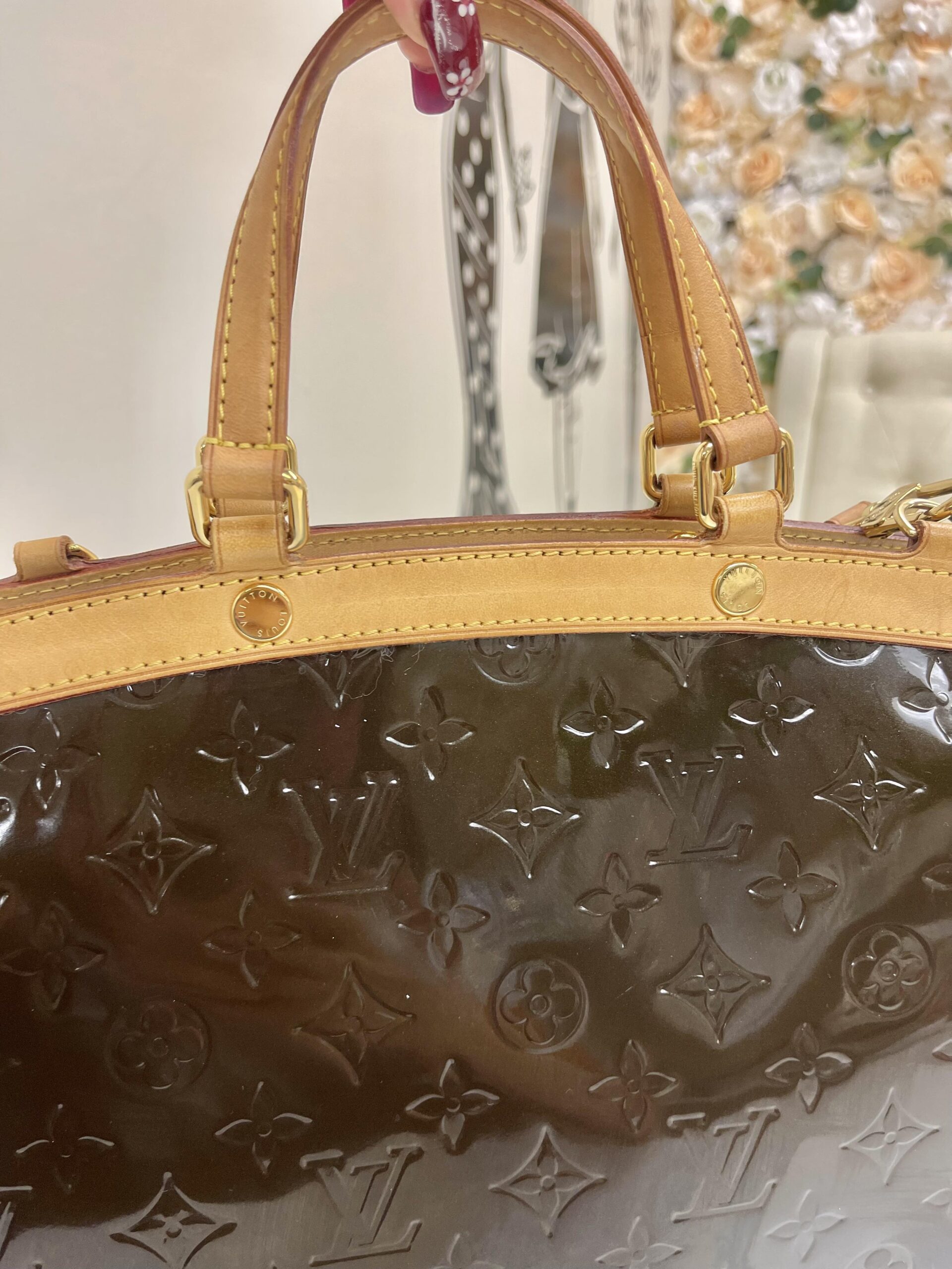 WHAT FITS IN MY LV BREA VERNIS BAG+REVIEW 